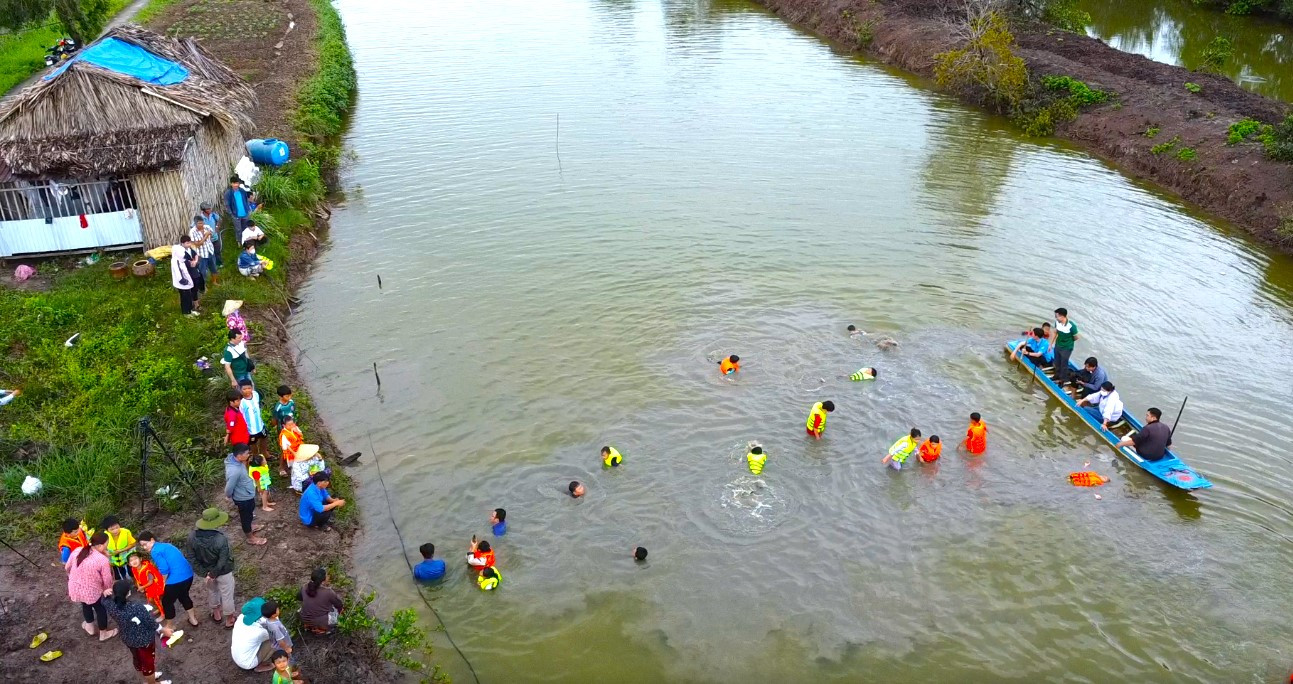 Các lớp dạy bơi ở vuông tôm thường thu hút nhiều em nhỏ tham gia