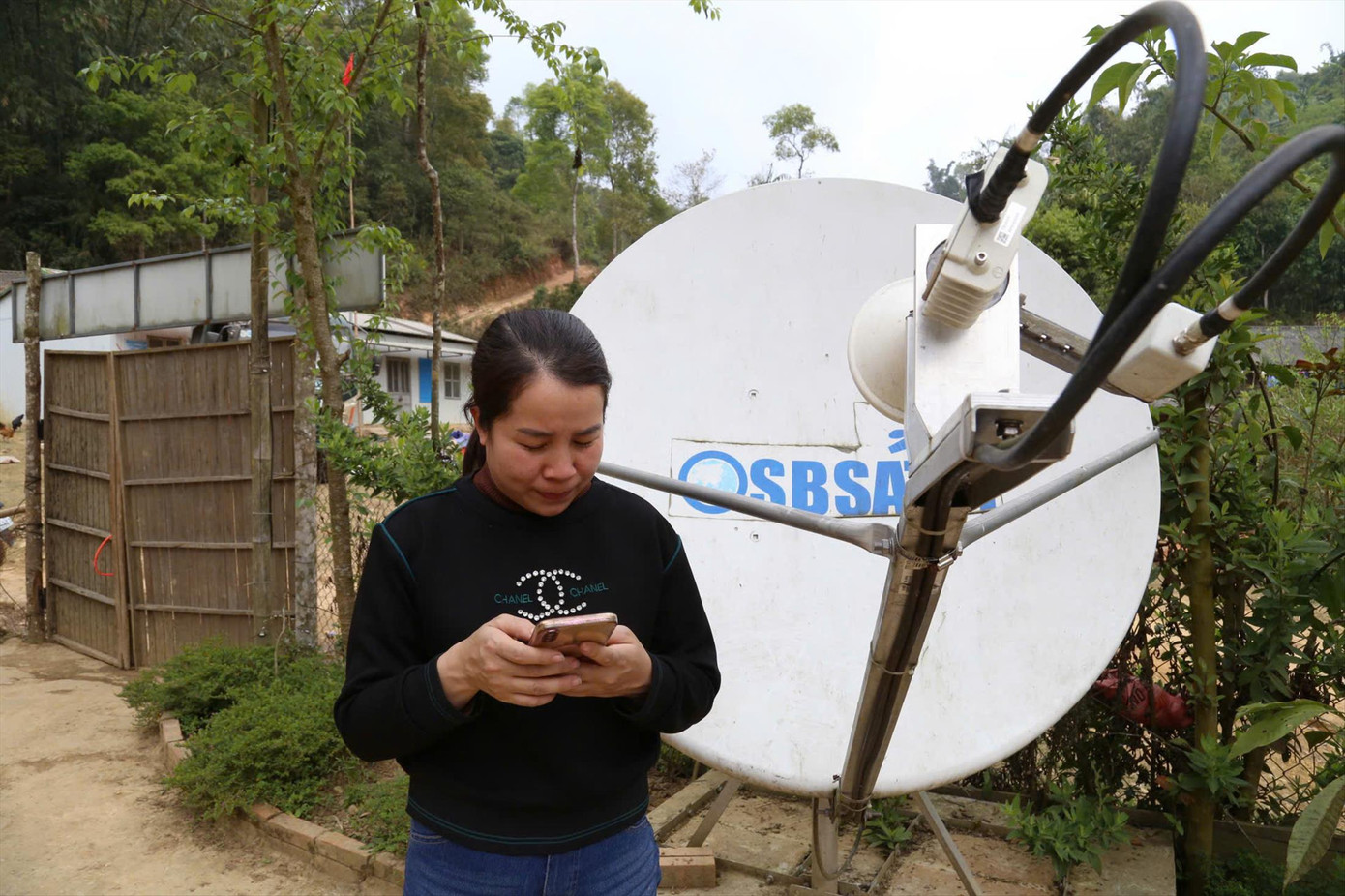 Người dân, giáo viên ở Háng Á kết nối internet