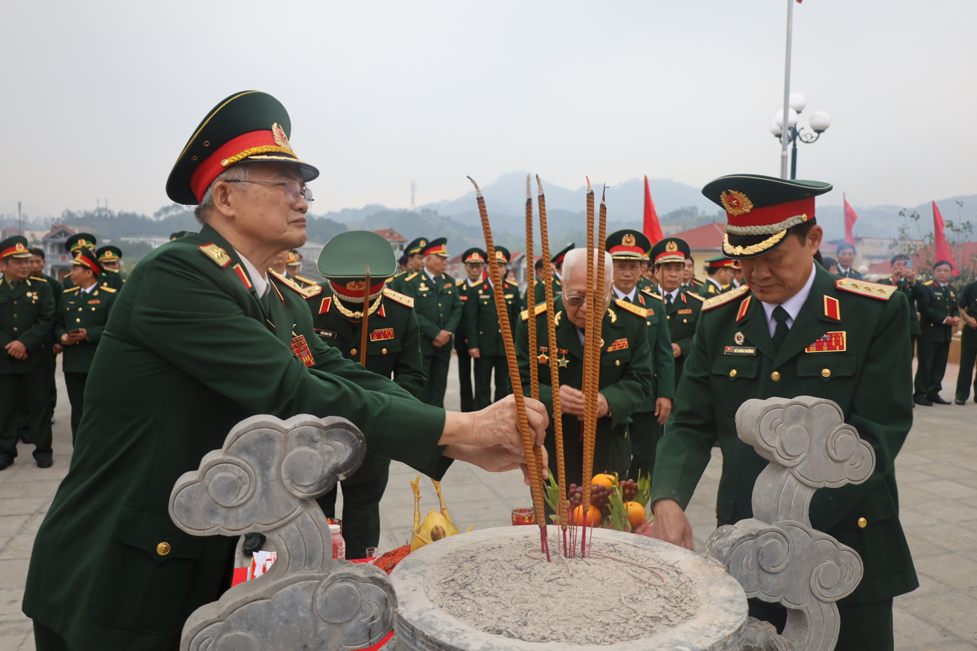 Tướng lĩnh, sỹ quan- cựu chiến binh Sư đoàn 3 về xứ Lạng tưởng nhớ các anh hùng liệt sỹ đã ngã xuống bảo vệ Tổ quốc năm 1979. ảnh: Duy Chiến Tướng lĩnh, sỹ quan- cựu chiến binh Sư đoàn 3 về xứ Lạng tưởng nhớ các anh hùng liệt sỹ đã ngã xuống bảo vệ Tổ quốc năm 1979. ảnh: Duy Chiến