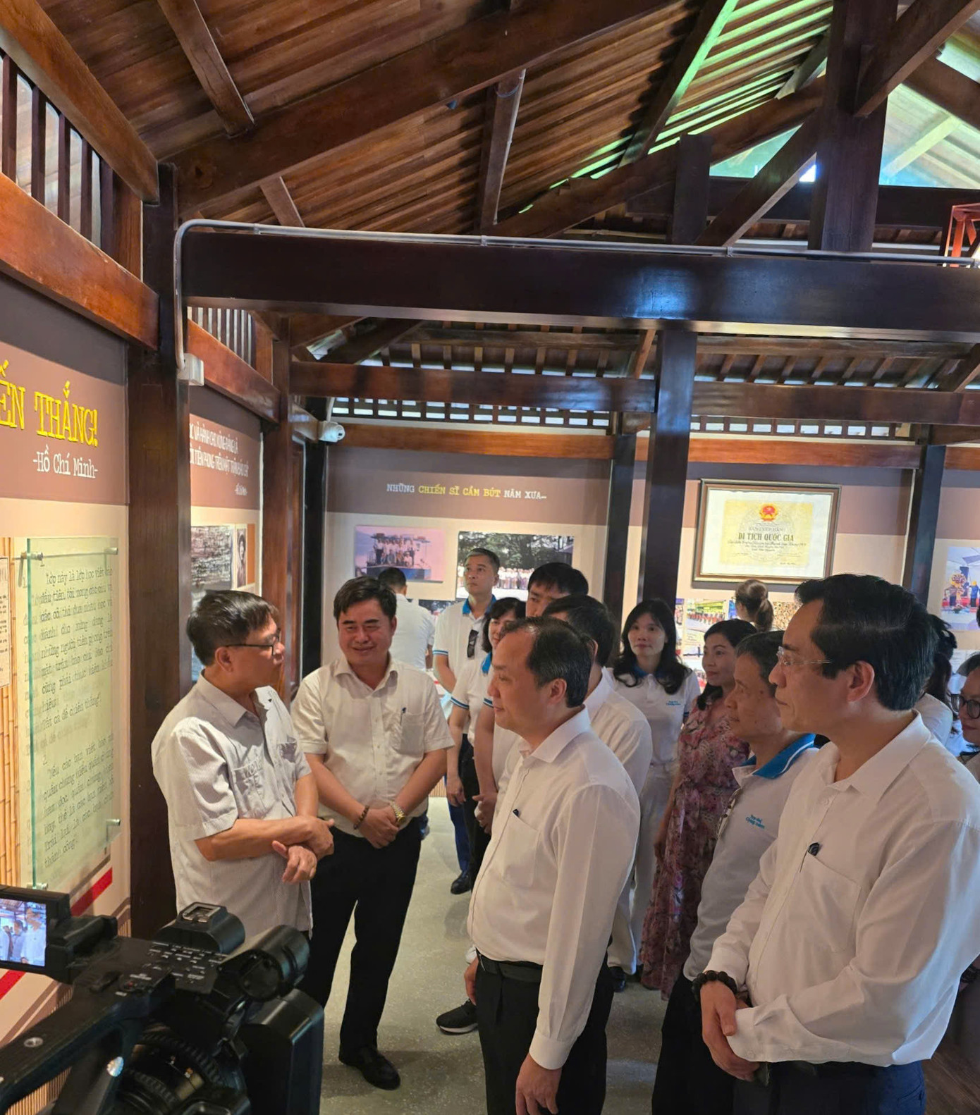 Đoàn Nhà báo Tạp chí Cộng sản thăm khu trưng bày Di tích lớp học viết báo Huỳnh Thúc Kháng