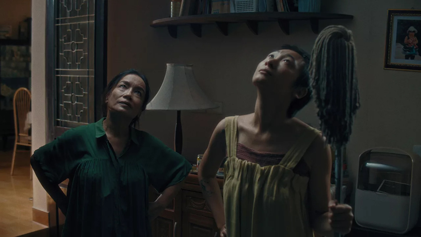 Hai mẹ con bà Tâm ngước nhìn vết rỉ nước trên trần nhà Hai mẹ con bà Tâm ngước nhìn vết rỉ nước trên trần nhà