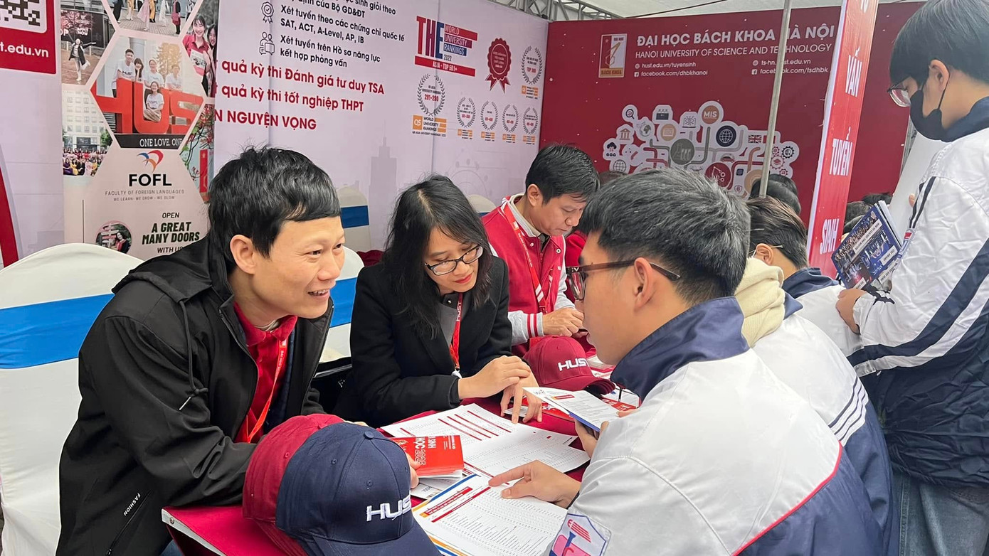 Thí sinh tìm hiểu thông tin tuyển sinh năm 2025 của ĐH Bách khoa Hà Nội.