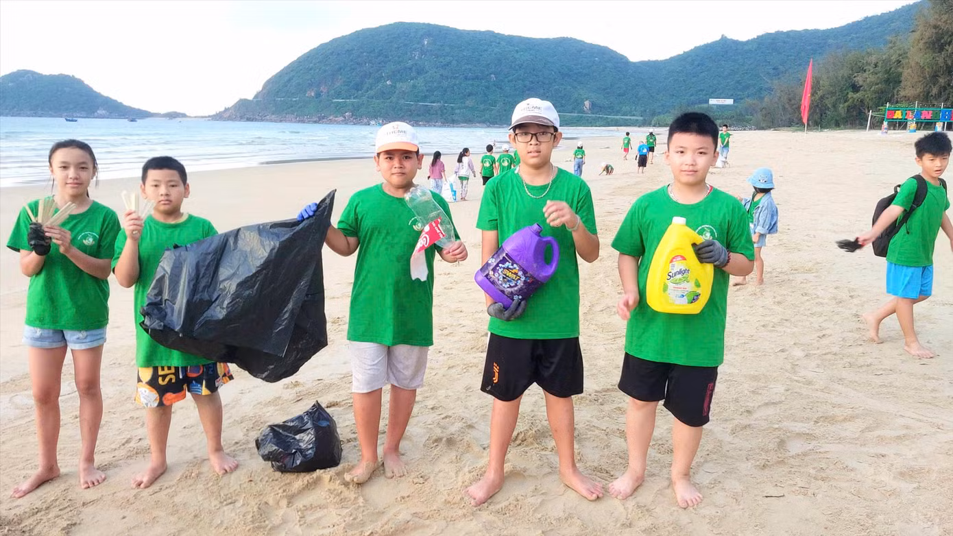 Nhóm “Môi trường xanh Đại Lãnh” tổ chức nhặt rác, làm sạch biển từ 5h sáng Chủ nhật hằng tuần