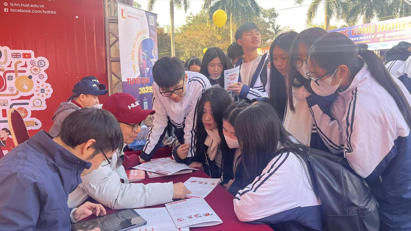 Thí sinh hiểu thông tin tuyển sinh 2025 của ĐH Bách khoa Hà Nội. Ảnh: Hust