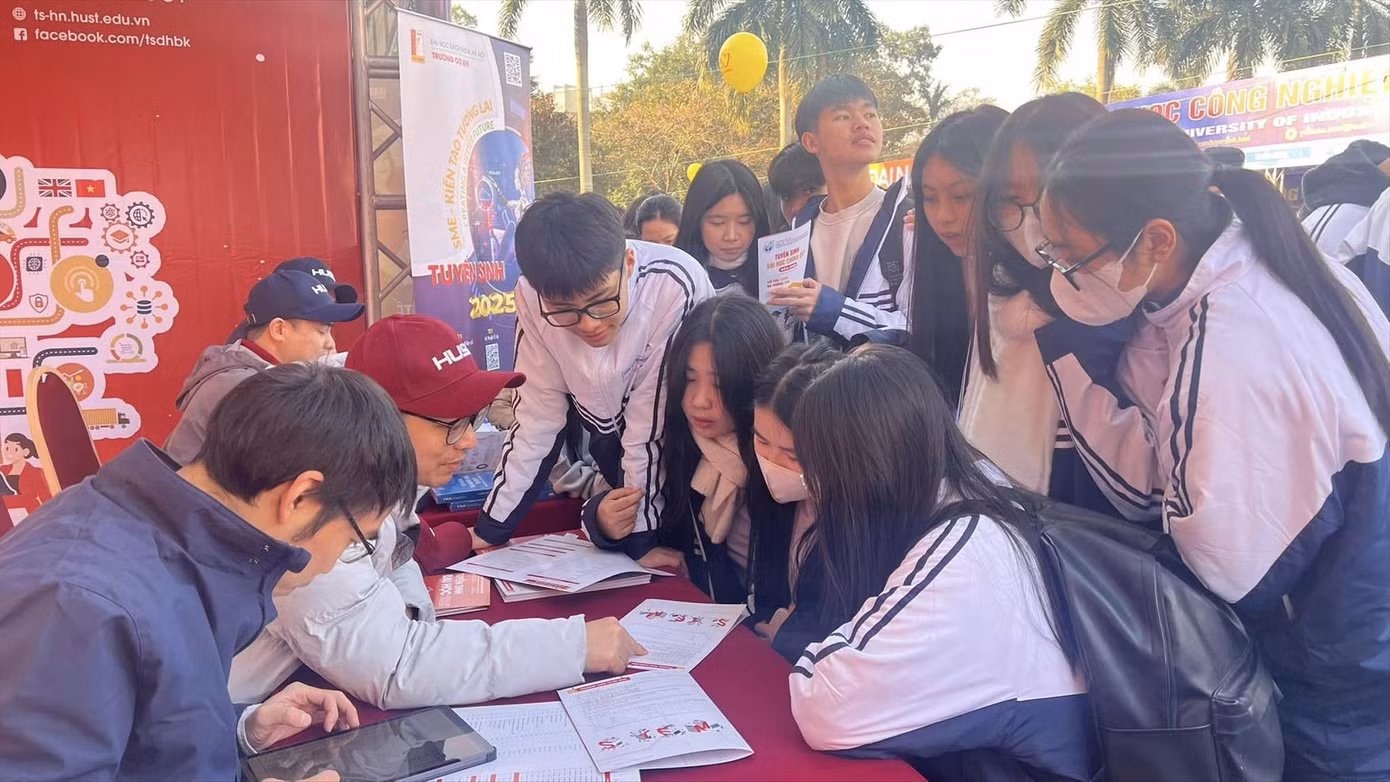 Thí sinh hiểu thông tin tuyển sinh 2025 của ĐH Bách khoa Hà Nội. Ảnh: Hust Thí sinh hiểu thông tin tuyển sinh 2025 của ĐH Bách khoa Hà Nội. Ảnh: Hust