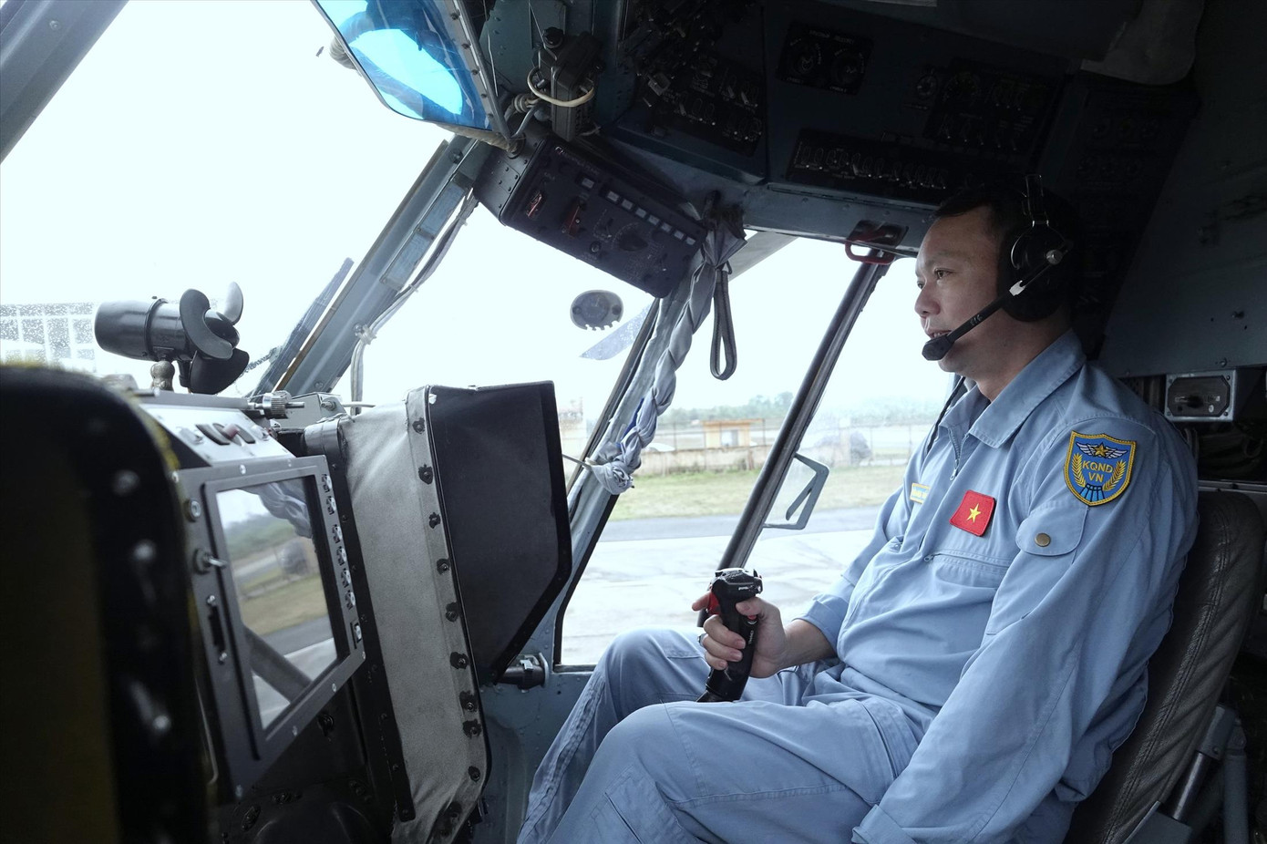 Trung tá Trần Quang Tuấn - Phó Phi đội trưởng, Tham mưu trưởng Phi đội 1 (Trung đoàn 916) kiểm tra các thông số trên buồng lái trực thăng Mi-17 số hiệu 7845. Trung tá Trần Quang Tuấn - Phó Phi đội trưởng, Tham mưu trưởng Phi đội 1 (Trung đoàn 916) kiểm tra các thông số trên buồng lái trực thăng Mi-17 số hiệu 7845.