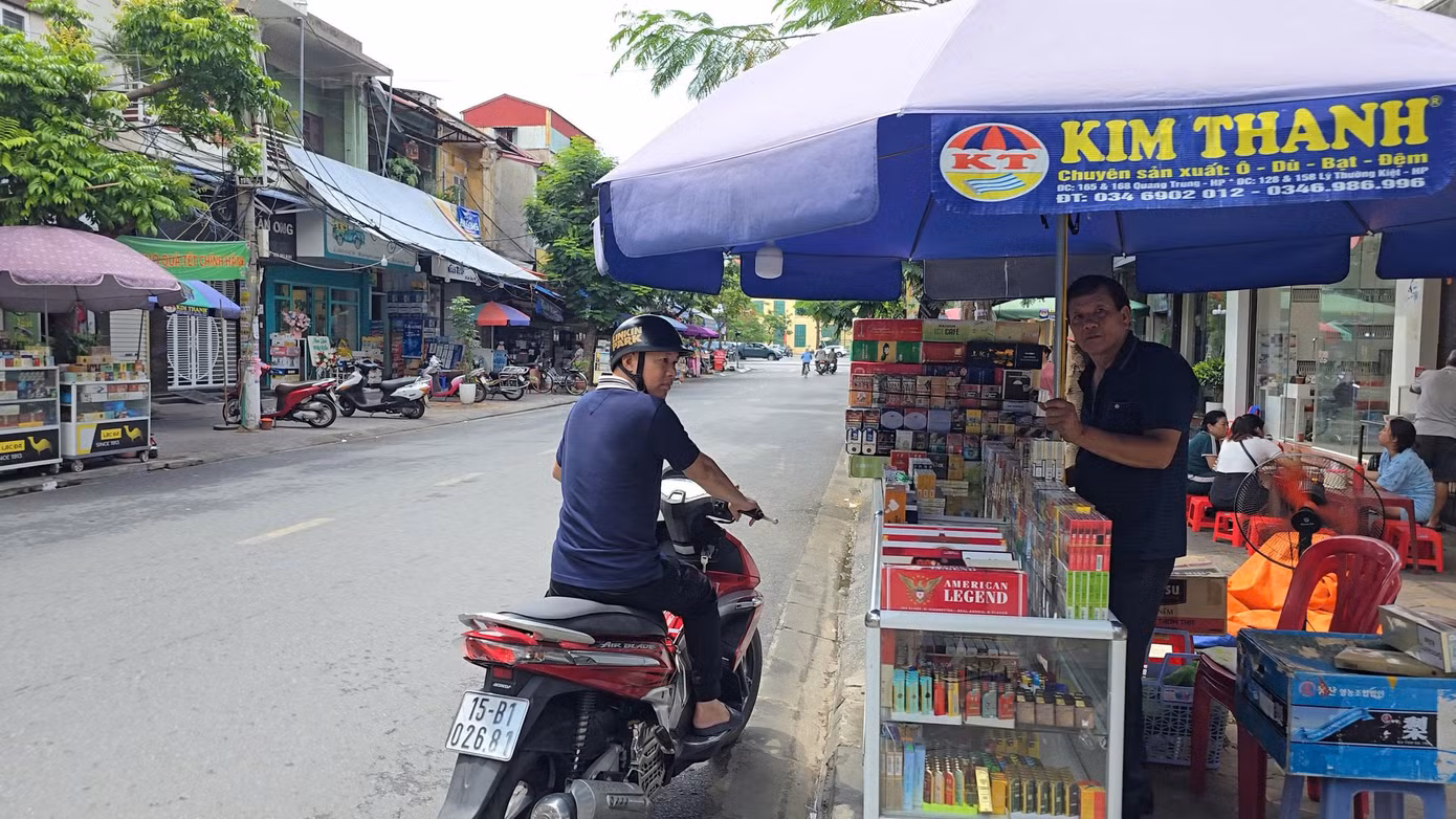 Hoạt động mua bán thuốc lá điếu nhập lậu diễn ra công khai trên đường phố Hải Phòng