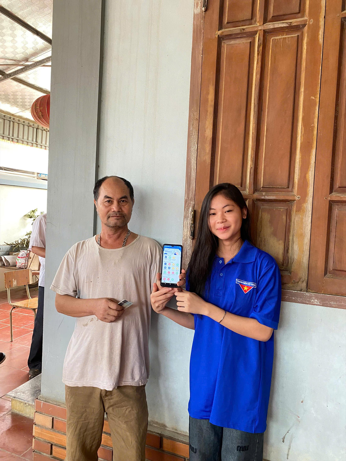 Thanh niên tình nguyện đến từng nhà dân ở xã đảo Minh Châu (TP Hà Nội) hỗ trợ người dân