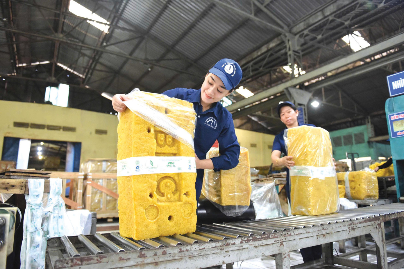 Công nhân sản xuất sản phẩm từ mủ cao su