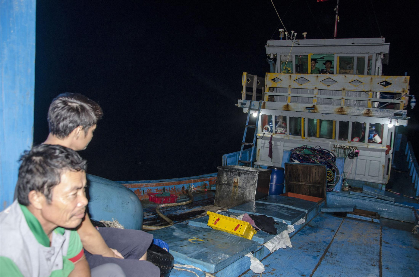 Cha con ông Phạm Văn Thanh trên con tàu đang hành trình xuyên đêm giữa Hoàng Sa. Ảnh: Văn Chương