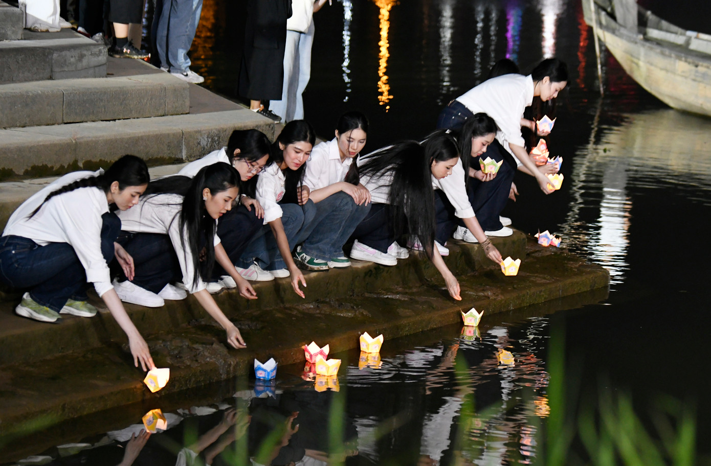 Thí sinh thả hoa đăng ở bờ Bắc sông Thạch Hãn. Ảnh: NHƯ Ý Thí sinh thả hoa đăng ở bờ Bắc sông Thạch Hãn. Ảnh: NHƯ Ý