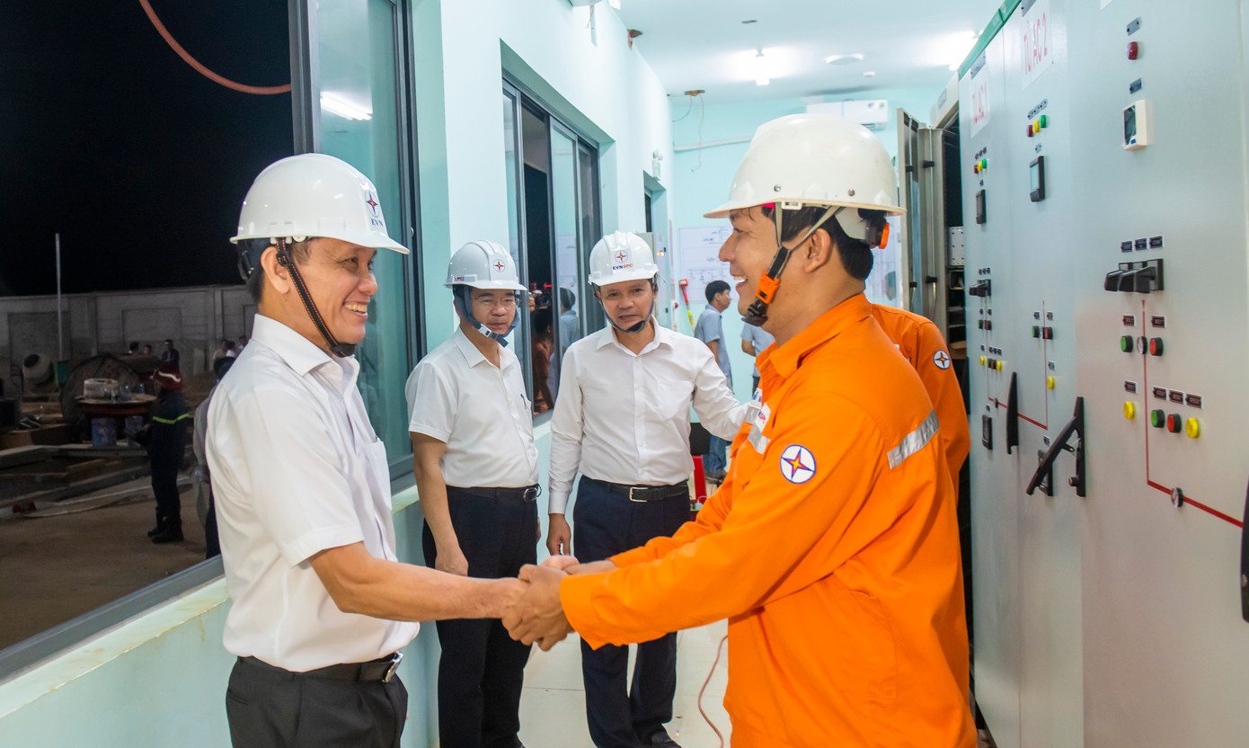 Tổng giám đốc EVNSPC Nguyễn Phước Đức (trái) động viên, chúc mừng các đơn vị đóng điện thành công Công trình Trạm biến áp 110kV Sân bay Long Thành và đường dây đấu nối Tổng giám đốc EVNSPC Nguyễn Phước Đức (trái) động viên, chúc mừng các đơn vị đóng điện thành công Công trình Trạm biến áp 110kV Sân bay Long Thành và đường dây đấu nối