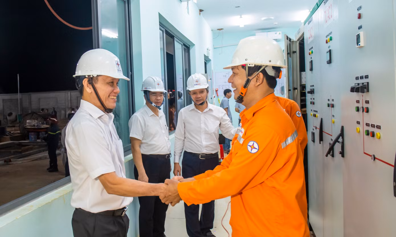 Tổng giám đốc EVNSPC Nguyễn Phước Đức (trái) động viên, chúc mừng các đơn vị đóng điện thành công Công trình Trạm biến áp 110kV Sân bay Long Thành và đường dây đấu nối