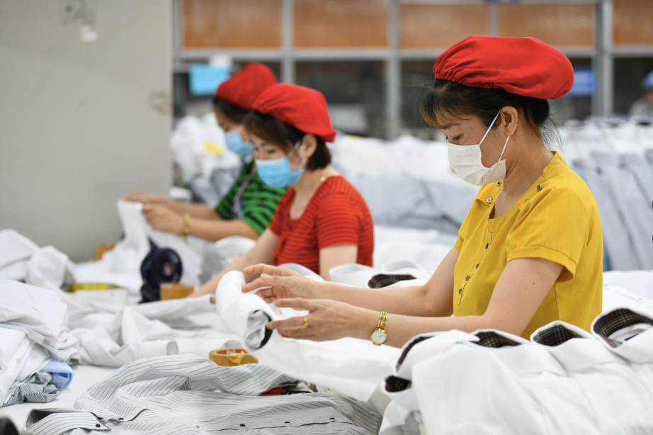 Nghị quyết 68 sẽ thúc đẩy kinh tế tư nhân phát triển mạnh mẽ. Trong ảnh, công nhân tại một doanh nghiệp may mặc. Ảnh: Như Ý