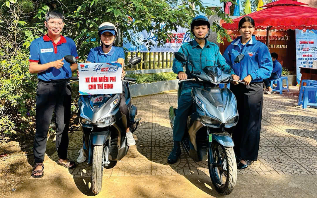 Anh Đăng tổ chức đội hình tình nguyện “Tiếp sức mùa thi”