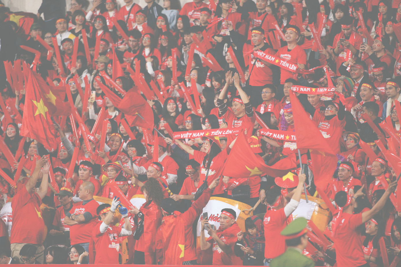 Người hâm mộ nhuộm đỏ sân Việt Trì. Ảnh: Quyết Thắng