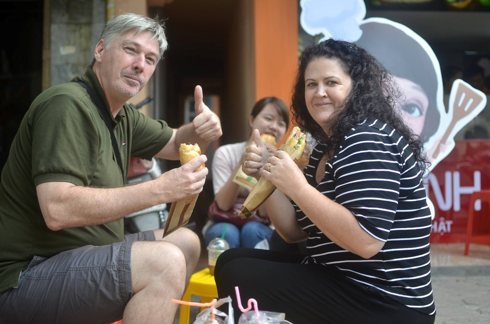 Du khách nước ngoài thưởng thức món ăn đường phố ở Hà Nội. ảnh: hồng vĩnh Du khách nước ngoài thưởng thức món ăn đường phố ở Hà Nội. ảnh: hồng vĩnh
