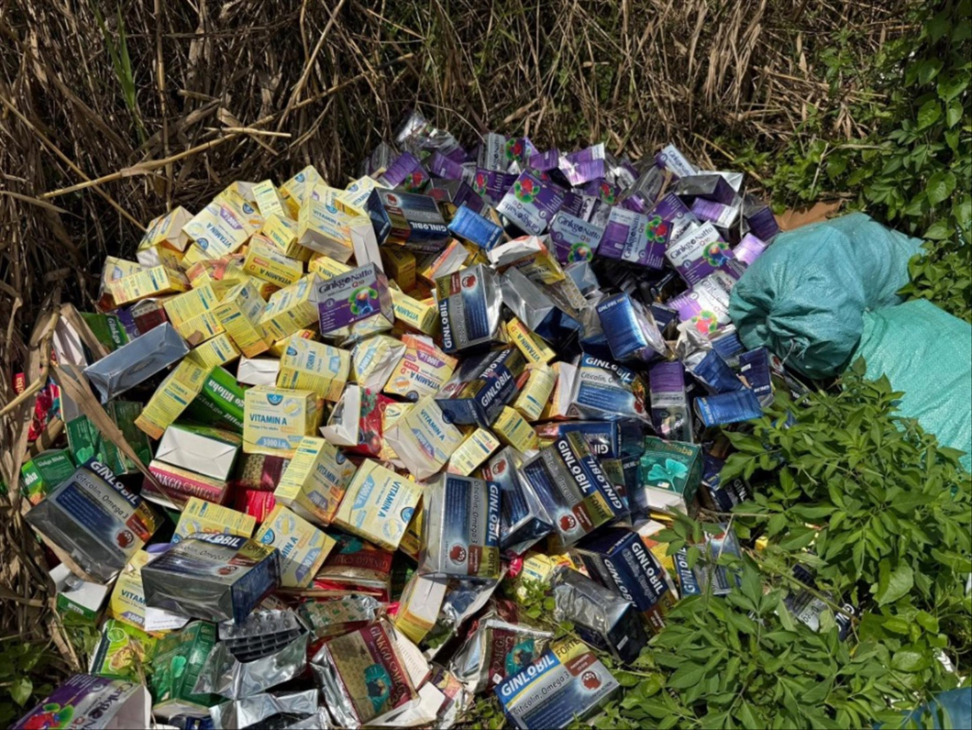Công an đang điều tra hàng tấn thuốc và thực phẩm chức năng đổ đống ở một bãi đất trống tại TPHCM sau “chiến dịch” truy hàng giả Công an đang điều tra hàng tấn thuốc và thực phẩm chức năng đổ đống ở một bãi đất trống tại TPHCM sau “chiến dịch” truy hàng giả