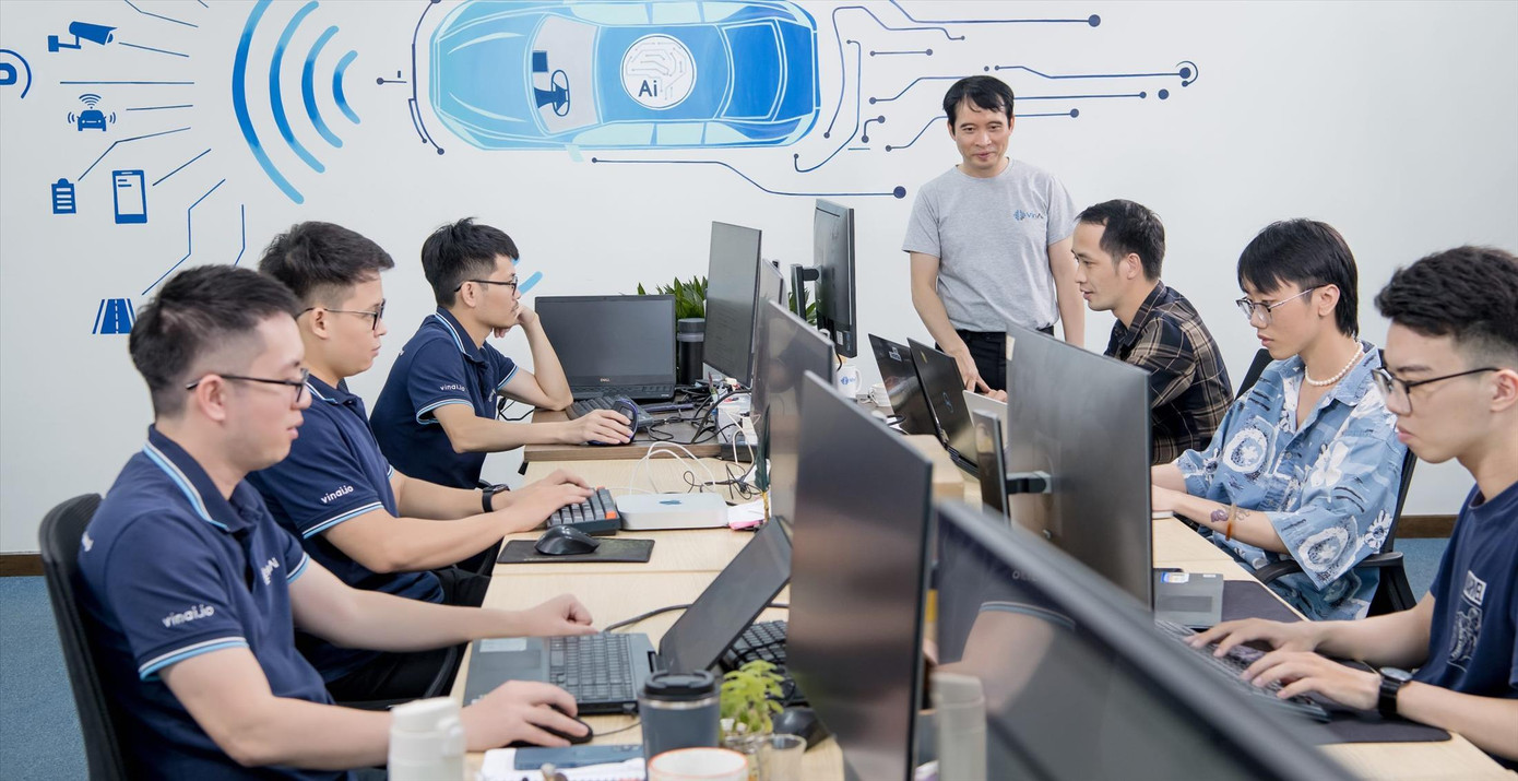 TS Bùi Hải Hưng (người đứng) cùng các nhà khoa học trẻ của VinAI. TS Bùi Hải Hưng (người đứng) cùng các nhà khoa học trẻ của VinAI.