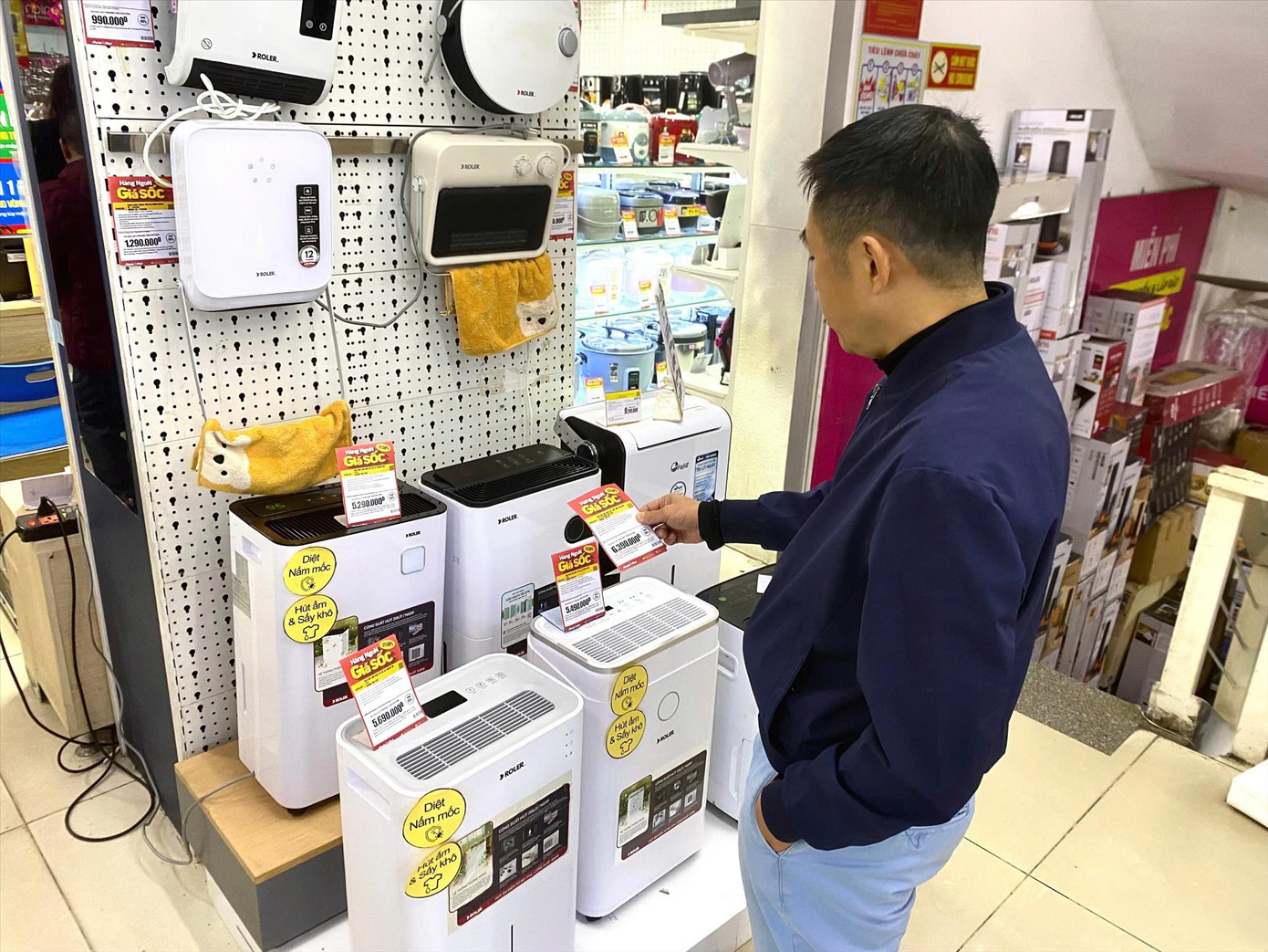 Khách hàng tham khảo giá máy hút ẩm