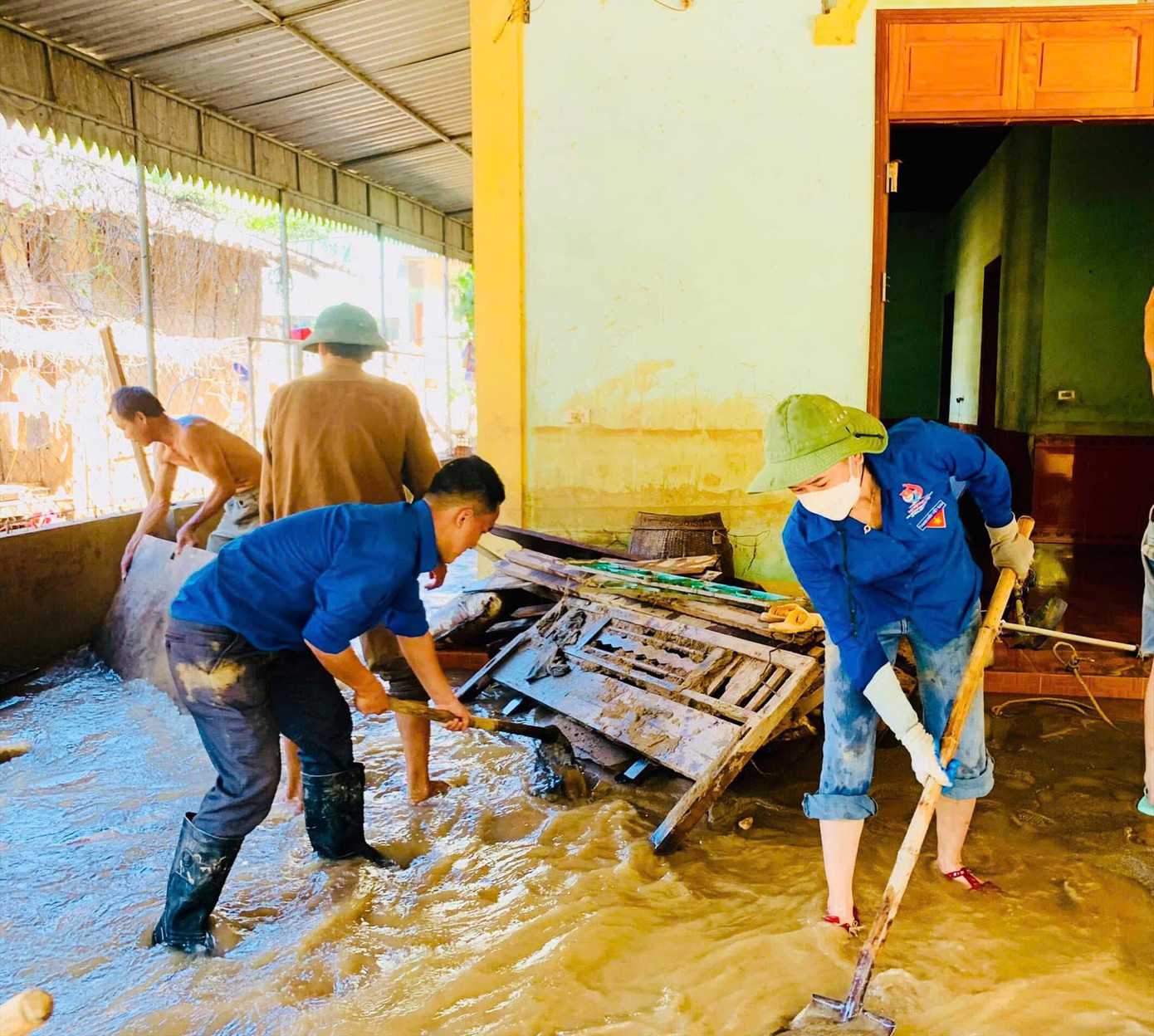 Chị Lô Thị Lan (bên phải) hỗ trợ bà con bản Sơn Hà, xã Cà Tạ, huyện Kỳ Sơn, tỉnh Nghệ An, khắc phục hậu quả lũ quét Chị Lô Thị Lan (bên phải) hỗ trợ bà con bản Sơn Hà, xã Cà Tạ, huyện Kỳ Sơn, tỉnh Nghệ An, khắc phục hậu quả lũ quét