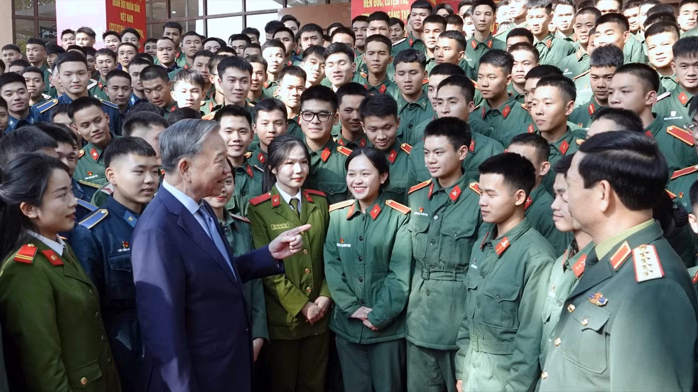Tổng Bí thư Tô Lâm trò chuyện với các đại biểu về dự chương trình gặp mặt đại biểu thế hệ trẻ trong Quân đội vào ngày 18/12/2024. Ảnh: Nguyễn Minh