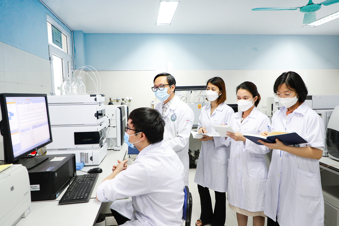 Sinh viên trường ĐH Y dược (ĐH Quốc gia Hà Nội) học tập trong phòng thí nghiệm. Ảnh: VNU.