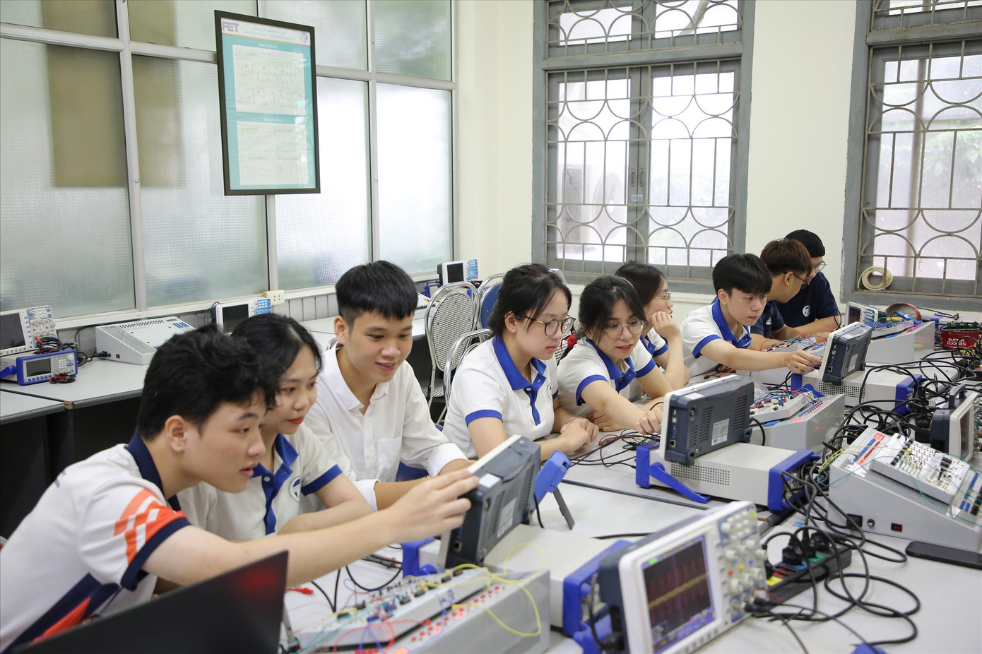 Nhóm sinh viên Trường ĐH Công nghệ (ĐH Quốc gia Hà Nội) làm việc trong phòng nghiên cứu. Ảnh: ANH THƯ