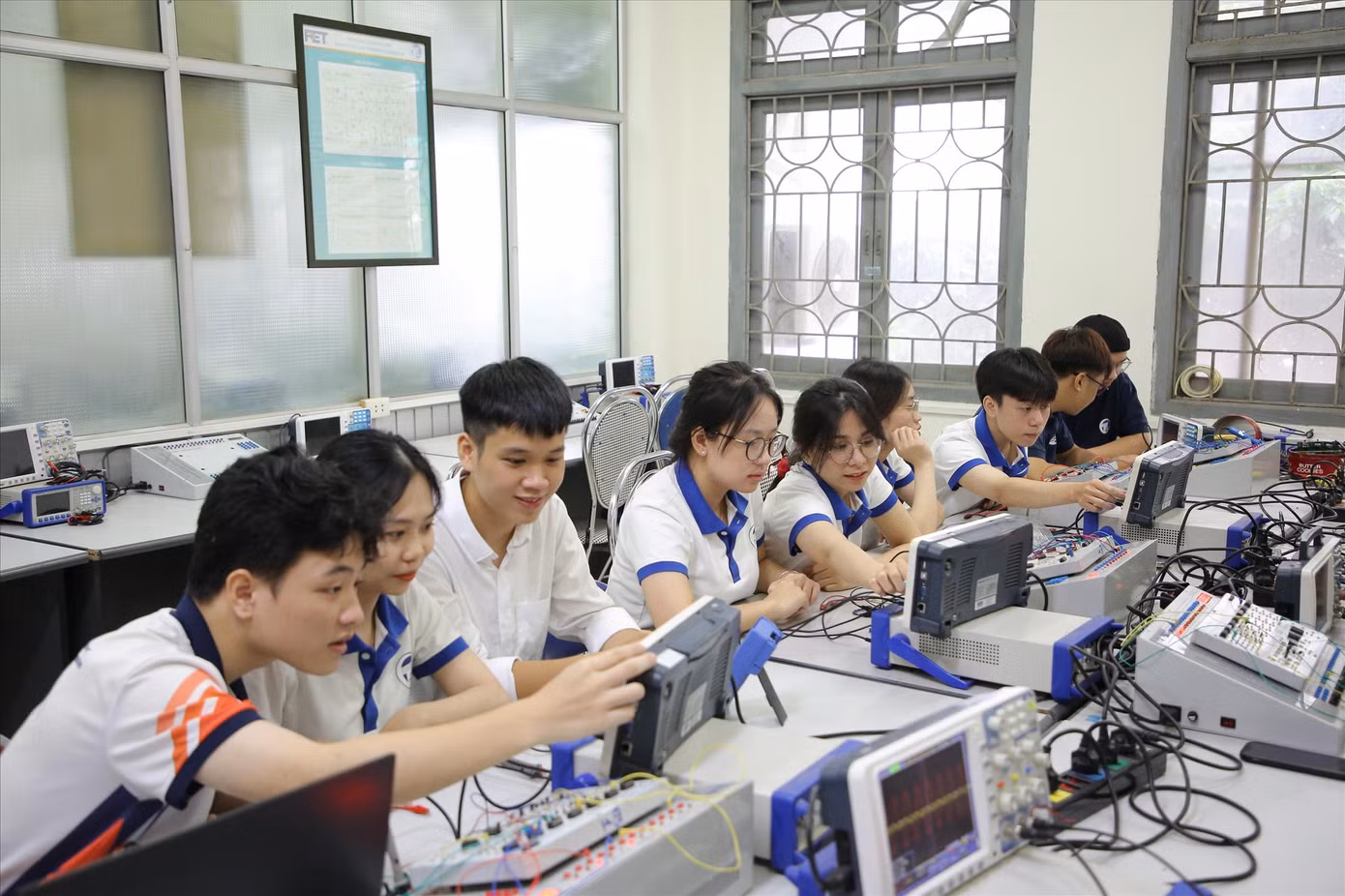 Nhóm sinh viên Trường ĐH Công nghệ (ĐH Quốc gia Hà Nội) làm việc trong phòng nghiên cứu. Ảnh: ANH THƯ