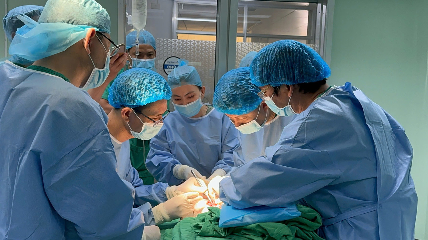 Bác sĩ Bệnh viện Đa khoa Trung ương Cần Thơ phẫu thuật ghép thận cho bệnh nhân Bác sĩ Bệnh viện Đa khoa Trung ương Cần Thơ phẫu thuật ghép thận cho bệnh nhân