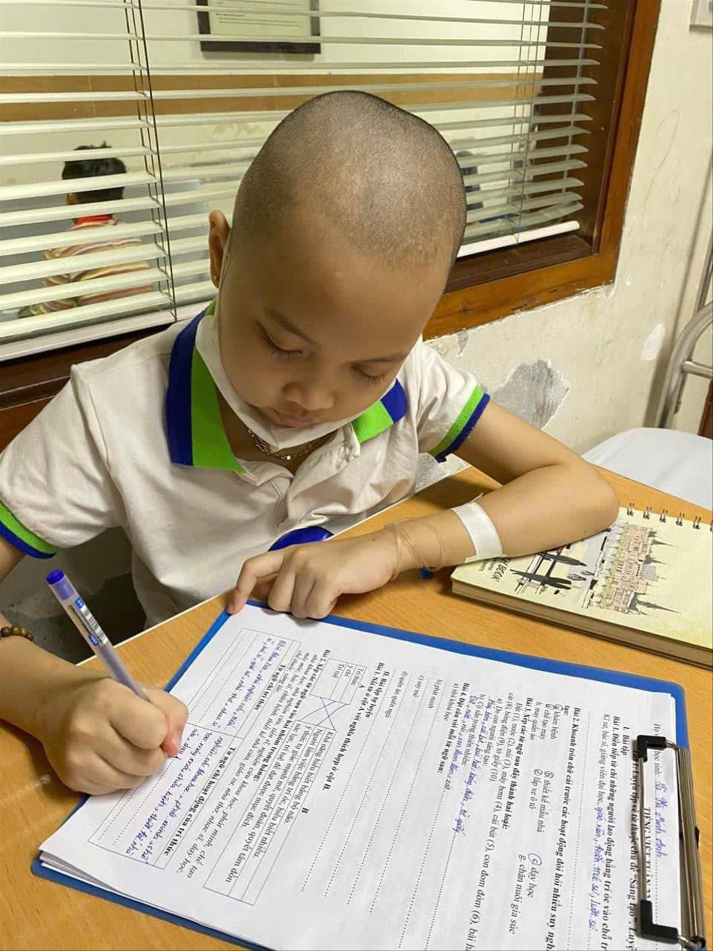 “Chiến binh” Lê Hà Minh Anh miệt mài học trên giường bệnh “Chiến binh” Lê Hà Minh Anh miệt mài học trên giường bệnh