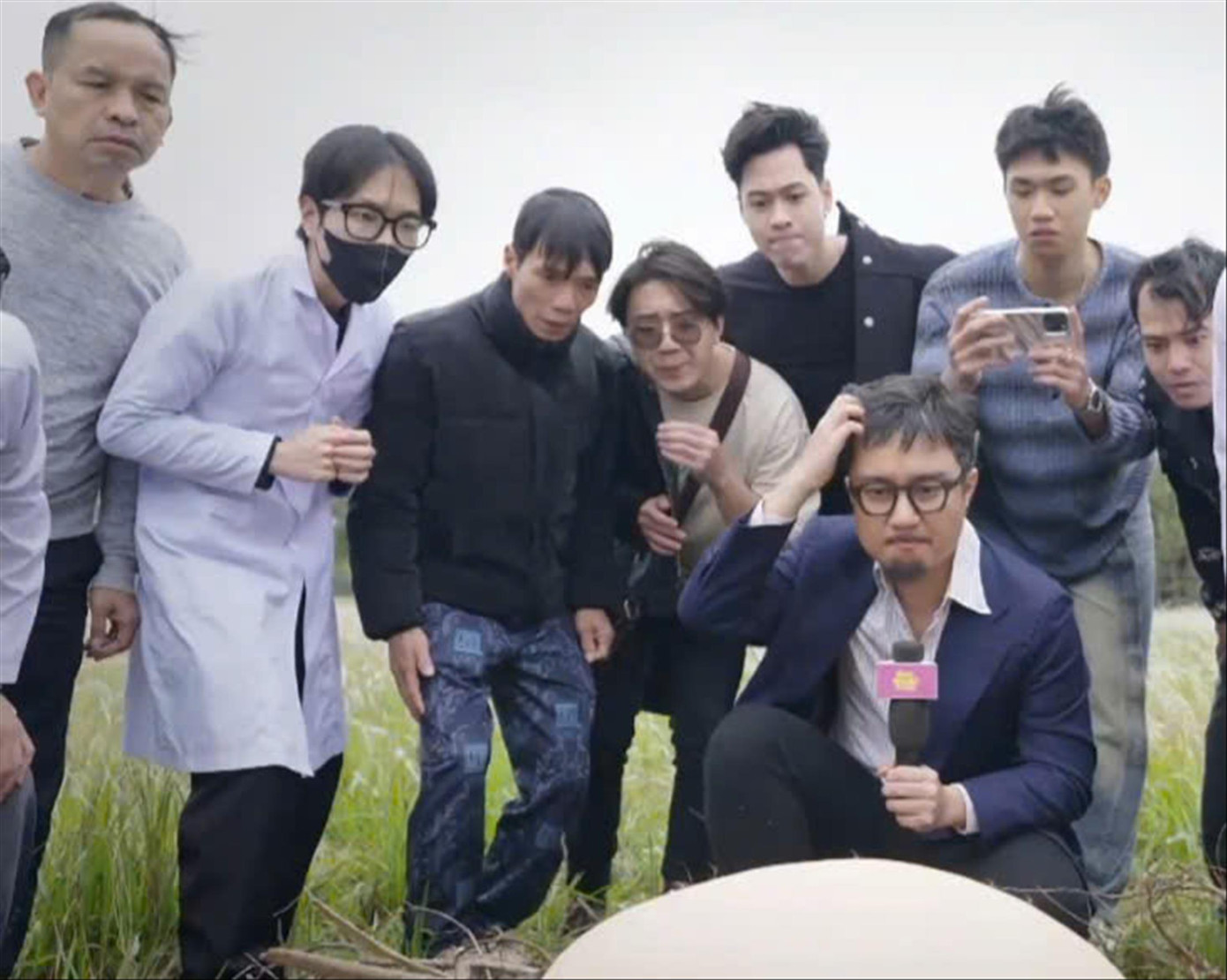 Cảnh xem trứng vô tính gây tranh cãi trong Gặp nhau cuối tuần