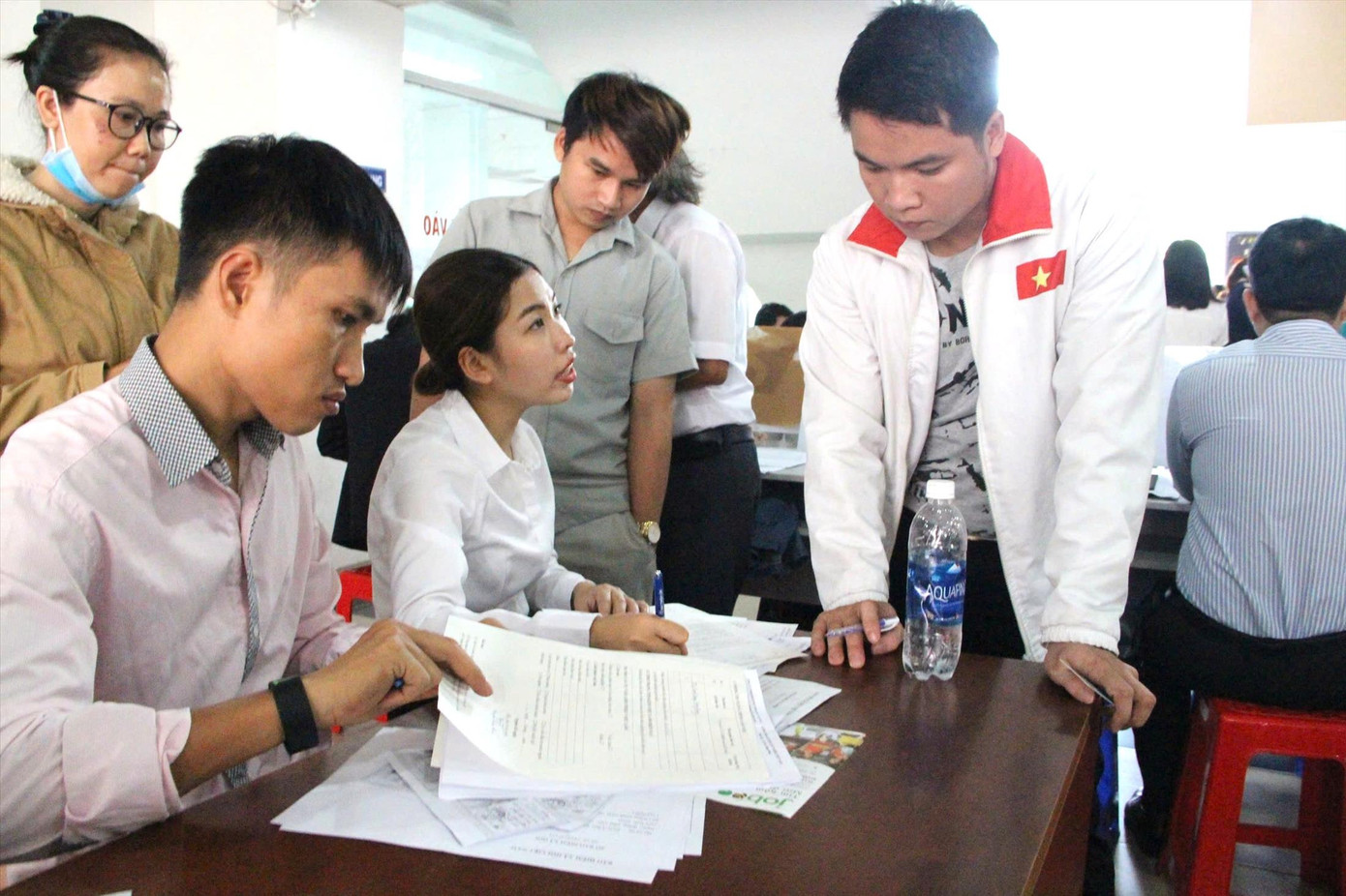 Doanh nghiệp ở Bình Dương tư vấn tuyển dụng lao động. Ảnh: H.C Doanh nghiệp ở Bình Dương tư vấn tuyển dụng lao động. Ảnh: H.C