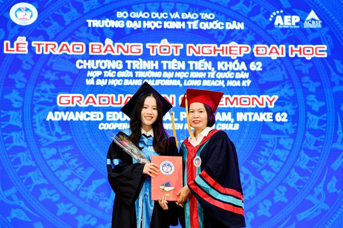 Sinh viên tốt nghiệp chương trình chất lượng cao. Ảnh: NEU