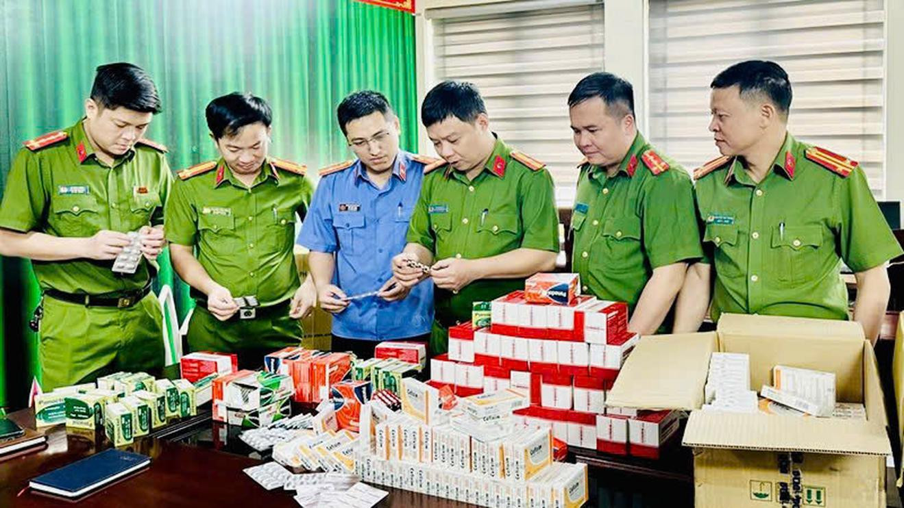 Lực lượng chức năng kiểm tra, xem xét các loại thuốc tân dược giả Ảnh: Lực lượng chức năng Lực lượng chức năng kiểm tra, xem xét các loại thuốc tân dược giả Ảnh: Lực lượng chức năng