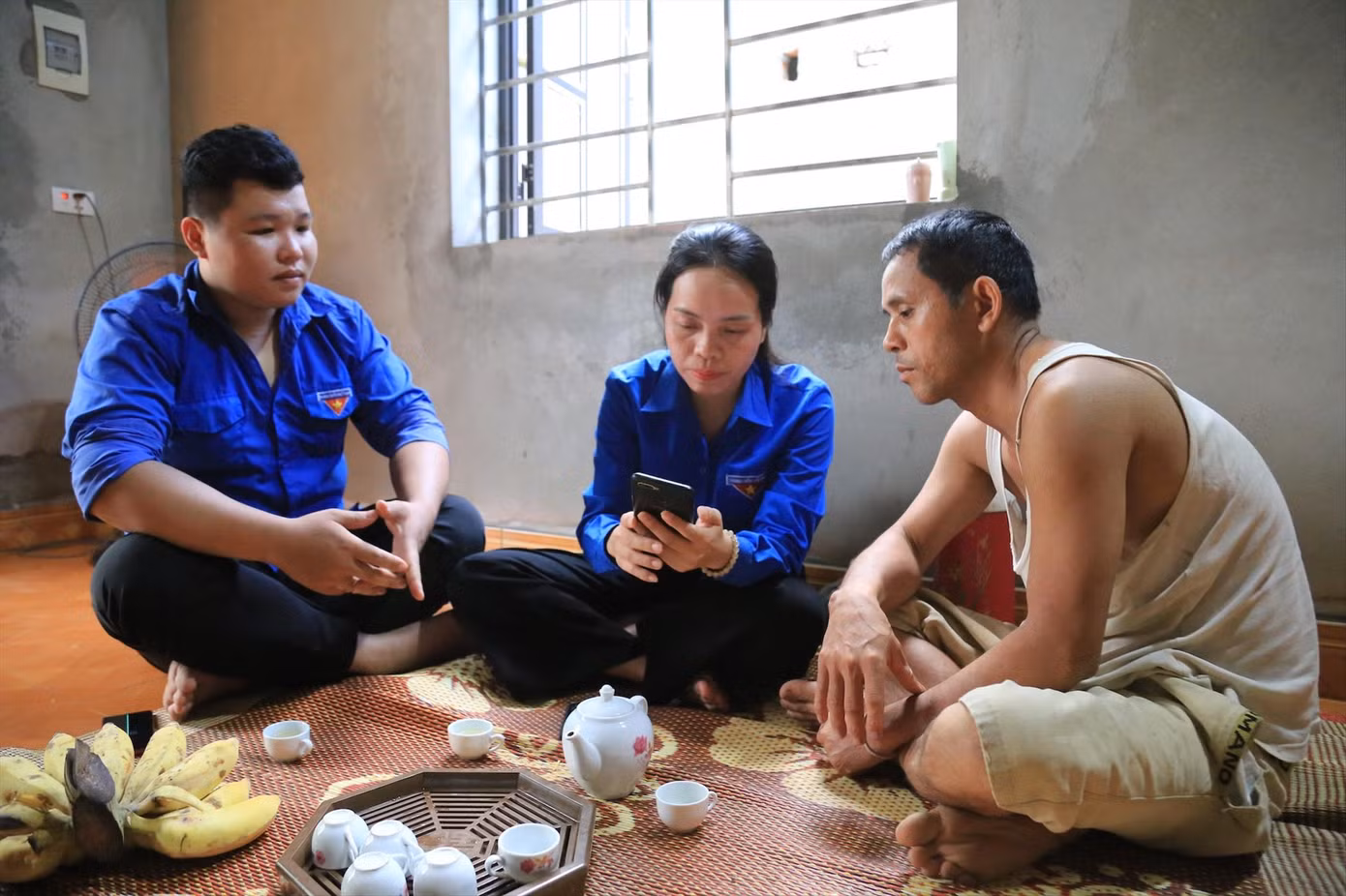 Đoàn viên, thanh niên giúp anh Nguyễn Duy Kính (ở xã Lực Hành, Tuyên Quang) làm thủ tục trực tuyến tại nhà. Ảnh: Thành Đạt