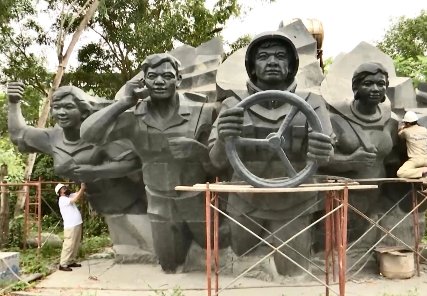 Điêu khắc gia đang hoàn thiện chế tác đá cho tượng đài Huyền thoại Trường Sơn, tại xưởng của mình. Điêu khắc gia đang hoàn thiện chế tác đá cho tượng đài Huyền thoại Trường Sơn, tại xưởng của mình.