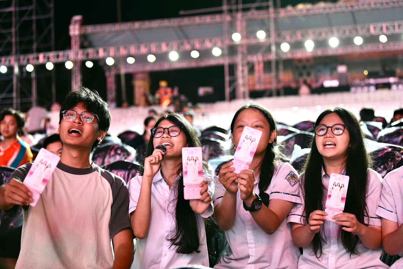 Khán giả Huế mong chờ thời điểm Chung kết. Ảnh: Trọng Tài Khán giả Huế mong chờ thời điểm Chung kết. Ảnh: Trọng Tài