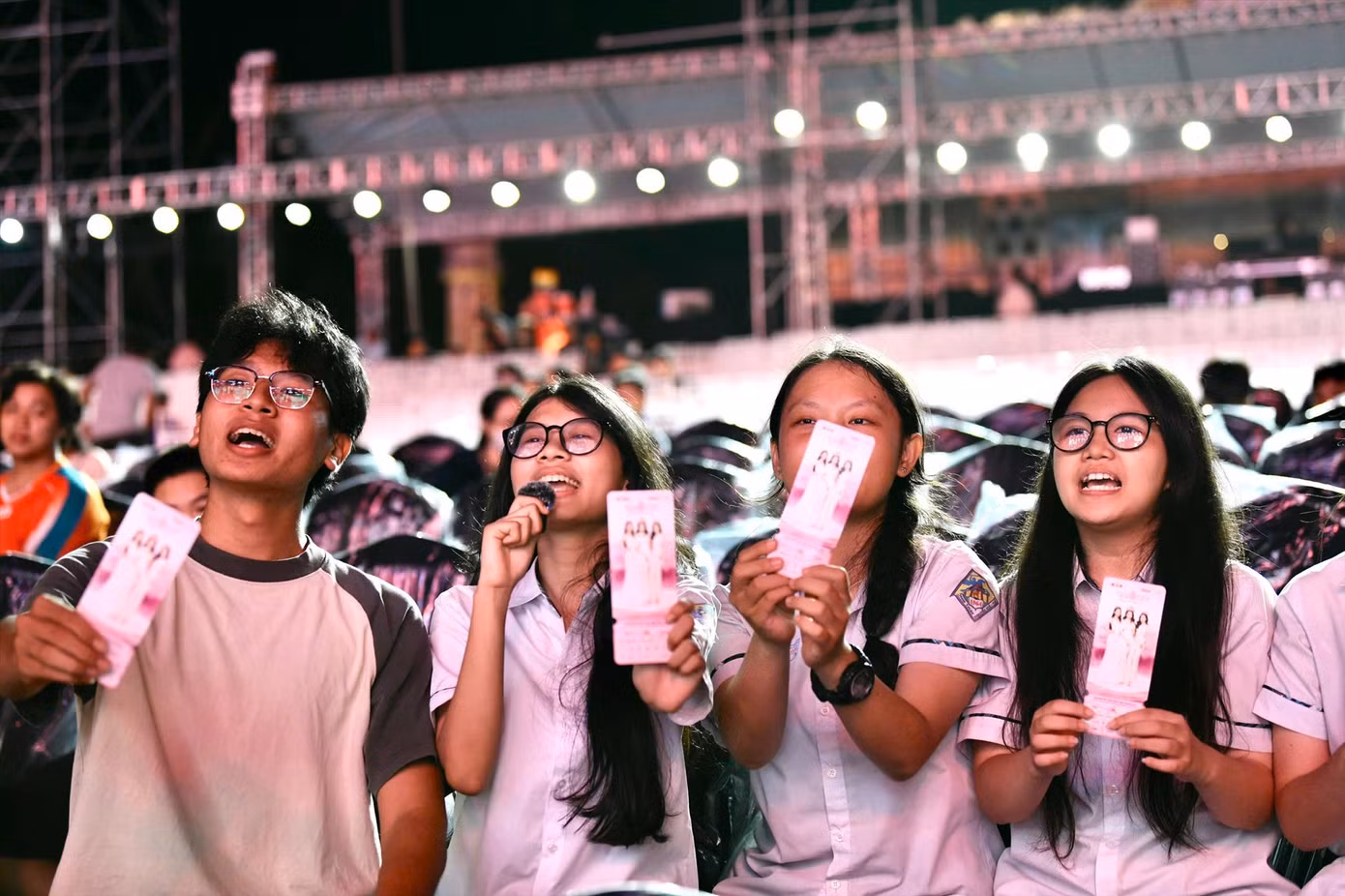Khán giả Huế mong chờ thời điểm Chung kết. Ảnh: Trọng Tài Khán giả Huế mong chờ thời điểm Chung kết. Ảnh: Trọng Tài