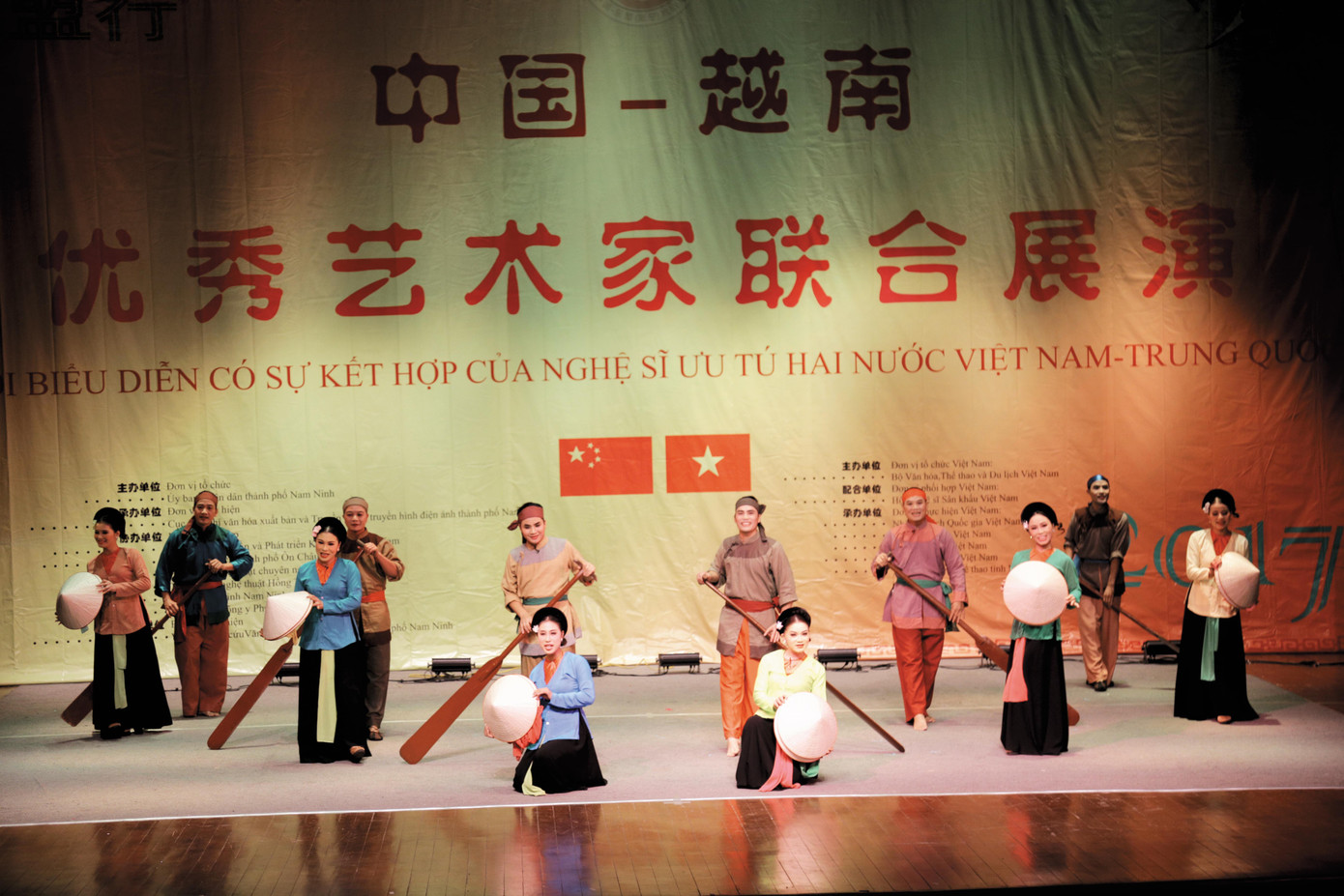 Buổi biểu diễn có sự kết hợp của các nghệ sĩ ưu tú Việt Nam và Trung Quốc trong khuôn khổ tọa đàm giao lưu văn hóa - nghệ thuật giữa hai nước. Ảnh: nhahatmuaroivietnam.vn Buổi biểu diễn có sự kết hợp của các nghệ sĩ ưu tú Việt Nam và Trung Quốc trong khuôn khổ tọa đàm giao lưu văn hóa - nghệ thuật giữa hai nước. Ảnh: nhahatmuaroivietnam.vn