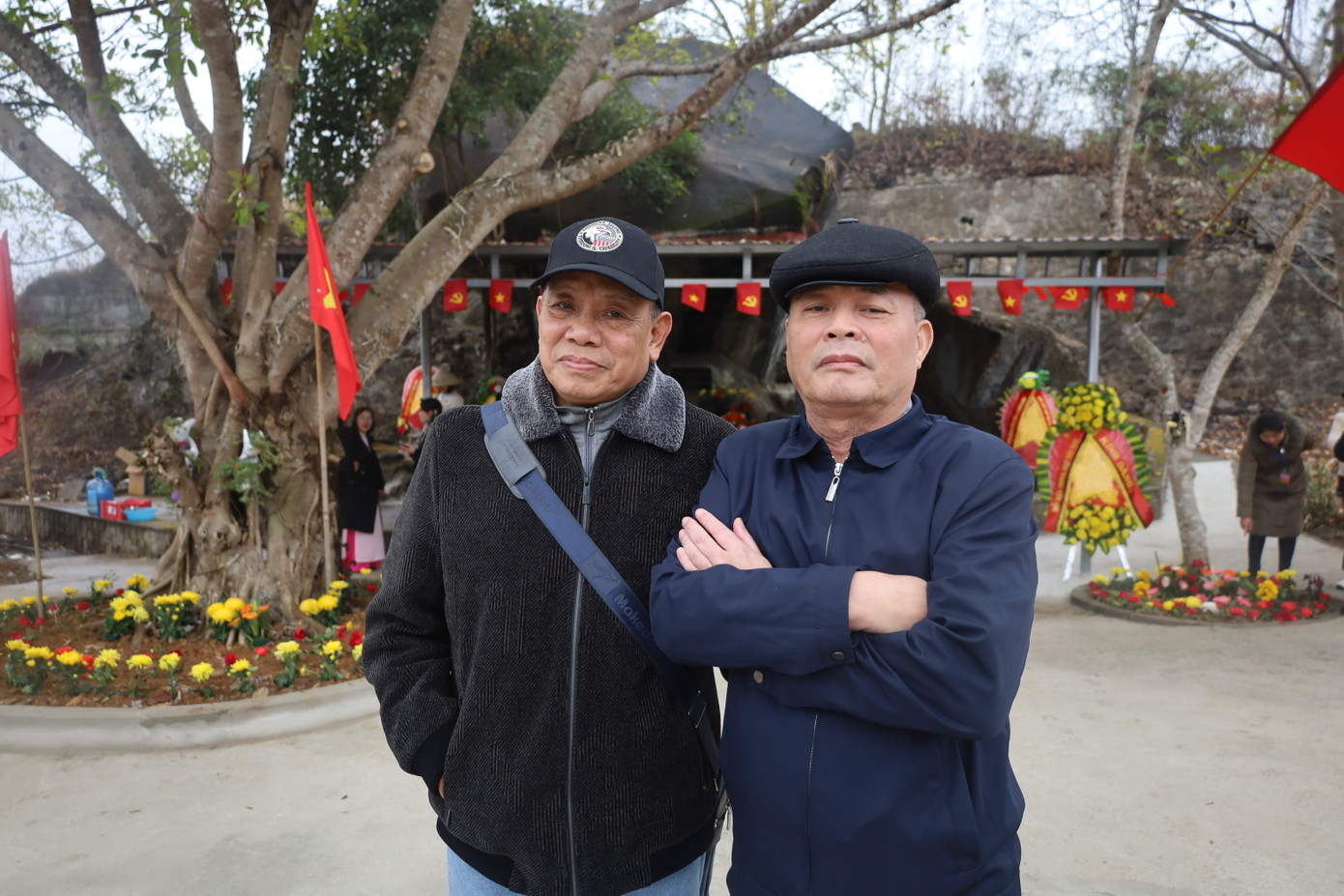 Các cựu chiến binh Nguyễn Ngọc Sơn, Nguyễn Thế Linh (Hà Nội) trở lại pháo đài Đồng Đăng thăm thắp nhang cho đồng đội. Ảnh: Duy Chiến. Các cựu chiến binh Nguyễn Ngọc Sơn, Nguyễn Thế Linh (Hà Nội) trở lại pháo đài Đồng Đăng thăm thắp nhang cho đồng đội. Ảnh: Duy Chiến.