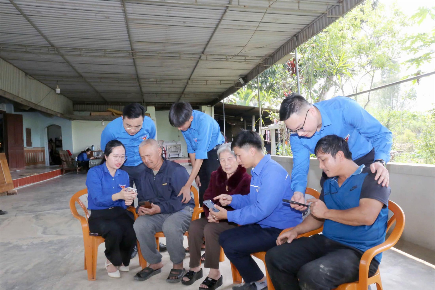 Đội hình “Bình dân học vụ số” Huyện Đoàn Anh Sơn hỗ trợ vợ chồng bà Nguyễn Thị Mai Lý cách nhận biết các chiêu trò lừa đảo trên mạng