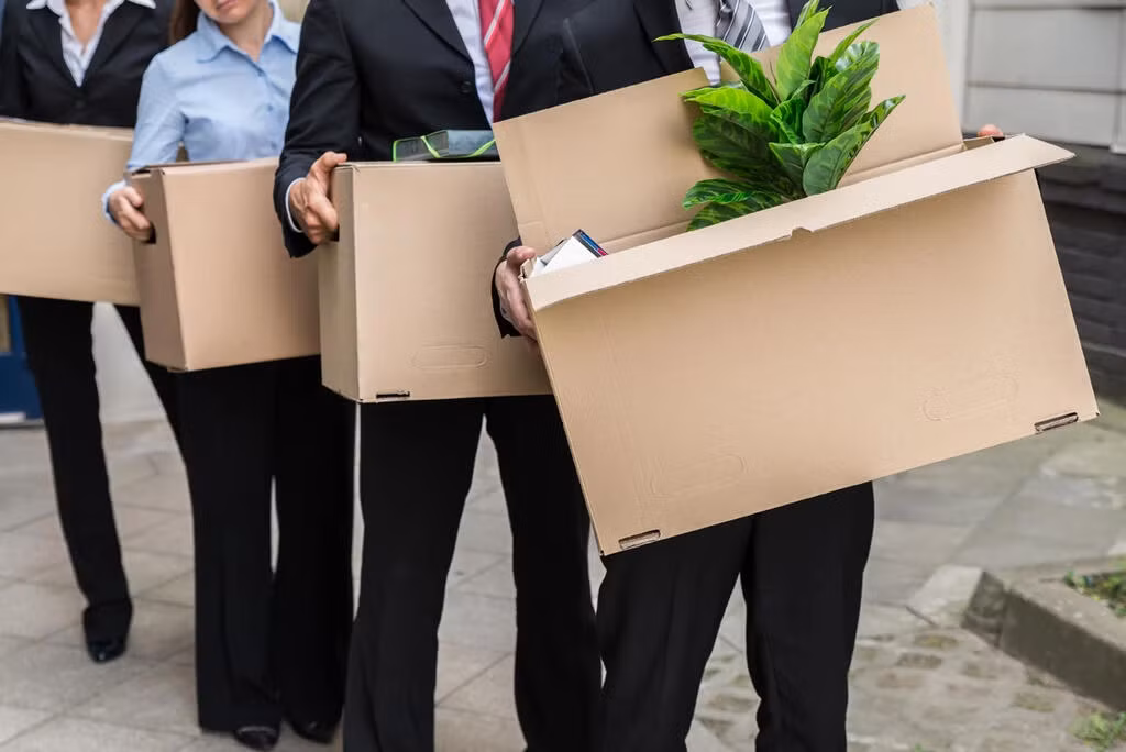 Nhiều nhân viên bàng hoàng, thất vọng khi nhận được bức thư "lay-off" từ cấp trên. Ảnh minh họa: ChatGPT Nhiều nhân viên bàng hoàng, thất vọng khi nhận được bức thư "lay-off" từ cấp trên. Ảnh minh họa: ChatGPT