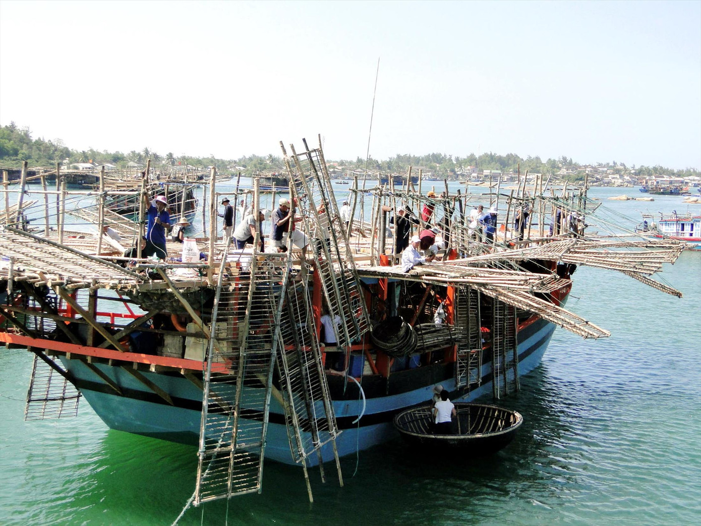 Tàu câu mực của ngư dân Quảng Ngãi chuẩn bị ra khơi. Ảnh: Văn Chương