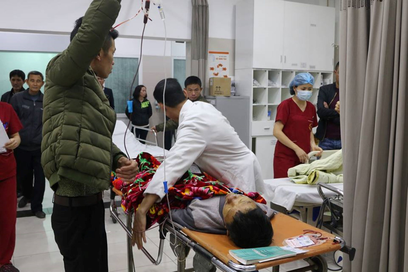 Liên tục những ca bệnh nặng được chuyển đến Trung tâm Cấp Cứu Liên tục những ca bệnh nặng được chuyển đến Trung tâm Cấp Cứu