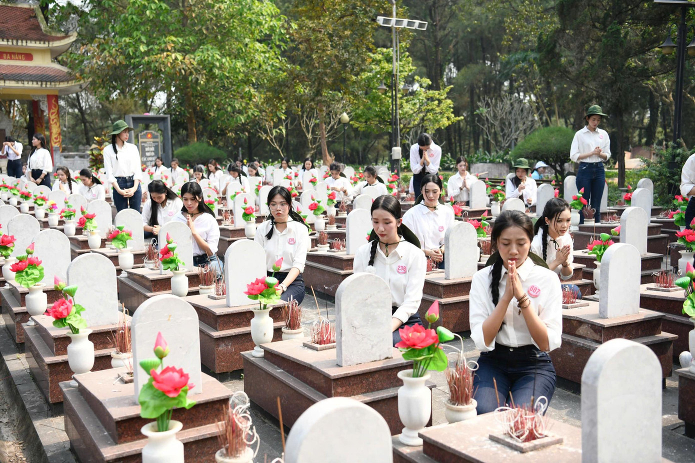 Thí sinh Hoa hậu Việt Nam thắp hương tưởng niệm trước các phần mộ liệt sĩ tại Quảng Trị. Ảnh: NHƯ Ý Thí sinh Hoa hậu Việt Nam thắp hương tưởng niệm trước các phần mộ liệt sĩ tại Quảng Trị. Ảnh: NHƯ Ý