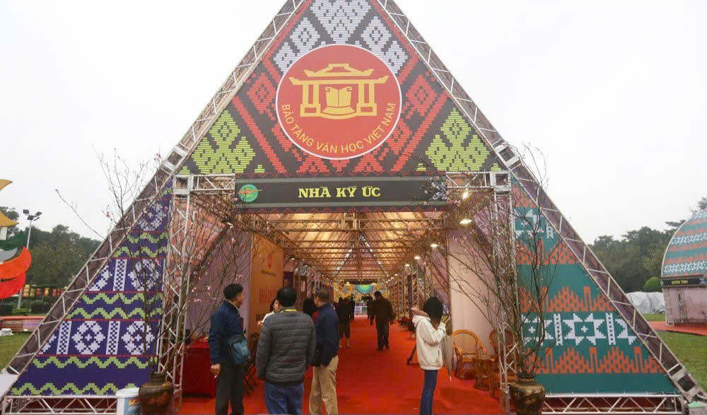 Gian trưng bày của Bảo tàng Văn học VN tại Ngày Thơ Việt Nam 2024 ở Hoàng Thành Thăng Long
