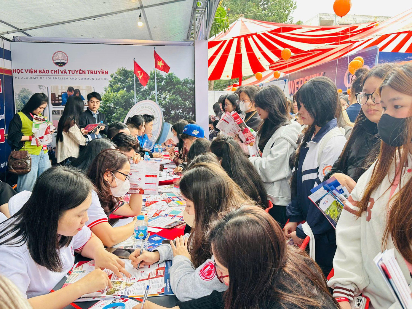 Đông đảo học sinh đến gian hàng của các trường đại học để nghe tư vấn trong ngày hội tuyển sinh. Ảnh: Đăng Khoa Đông đảo học sinh đến gian hàng của các trường đại học để nghe tư vấn trong ngày hội tuyển sinh. Ảnh: Đăng Khoa