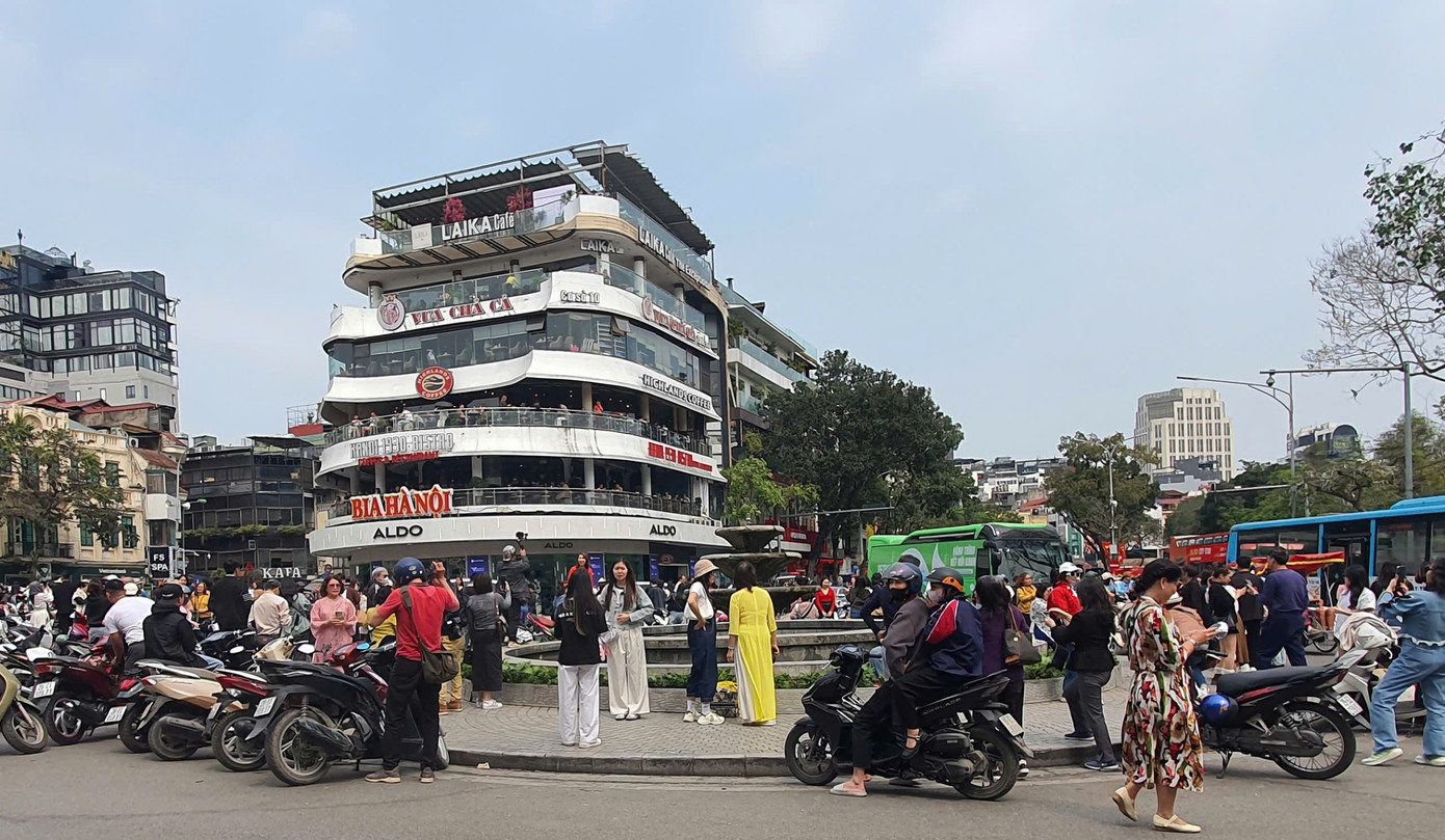 Người dân đổ về chụp ảnh "Hàm cá mập (sẽ tháo dỡ xong trước 30/4/2025). Ảnh: N.K