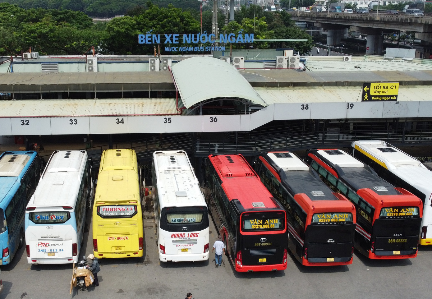 Với trọng tâm là phục vụ các tuyến vận hành hành khách liên tỉnh đi các tỉnh phía Nam, như Thanh Hóa, Nghệ An, Hà Tĩnh… hiện mỗi ngày bến xe Nước Ngầm đang có gần 1.000 lượt xe xuất bến Với trọng tâm là phục vụ các tuyến vận hành hành khách liên tỉnh đi các tỉnh phía Nam, như Thanh Hóa, Nghệ An, Hà Tĩnh… hiện mỗi ngày bến xe Nước Ngầm đang có gần 1.000 lượt xe xuất bến